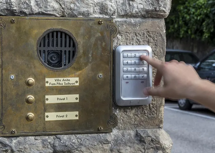 Anita Больцано